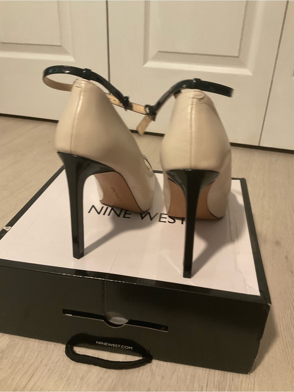 Nine West Black & Cream T‑Strap Pointed Toe Stiletto Size 9 New - Picture 5 of 6